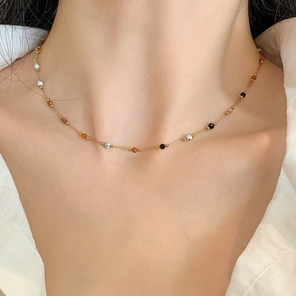 Halskette mit Perlen und Steinen - Volura