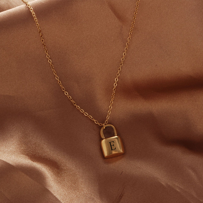 Halskette mit Schloss und Buchstabe - Volura